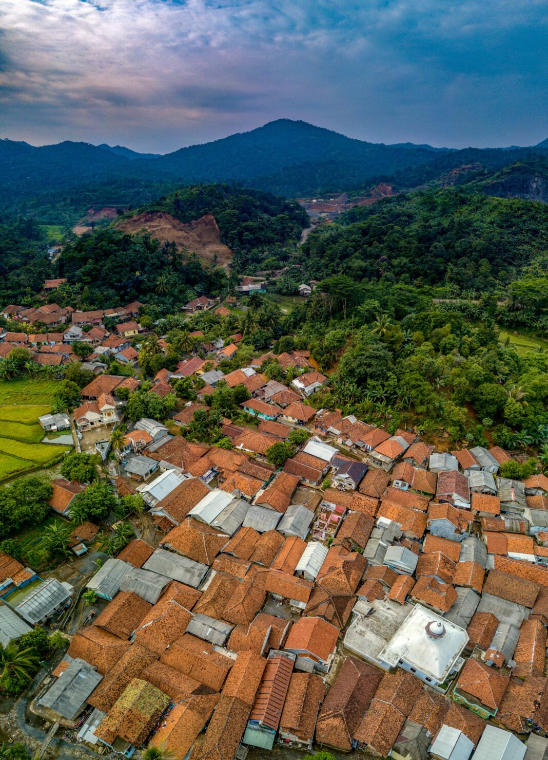 Oszałamiający widok z lotu ptaka na tradycyjną wioskę w Rumpin, Jawa Barat, Indonezja, otoczoną bujną zielenią i górami.