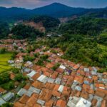 Oszałamiający widok z lotu ptaka na tradycyjną wioskę w Rumpin, Jawa Barat, Indonezja, otoczoną bujną zielenią i górami.