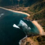 Oszałamiający widok z lotu ptaka na spokojną plażę i bujne wzgórza w Lombok w Indonezji.