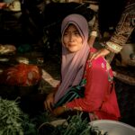 Yogyakarta: Kulturalne serce Jawy i pałac sułtana Kobieta w tradycyjnym stroju sprzedająca świeże warzywa na rynku indonezyjskim.