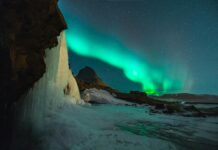 Dlaczego Islandia jest nazywana krainą lodu i ognia? Wspaniały widok na zorzę polarną nad górą Kirkjufell i zamarzniętym wodospadem na Islandii.