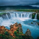 Islandia – ciekawostki o języku islandzkim Odkryj zapierające dech w piersiach piękno wodospadu Godafoss w oszałamiającym krajobrazie Islandii.