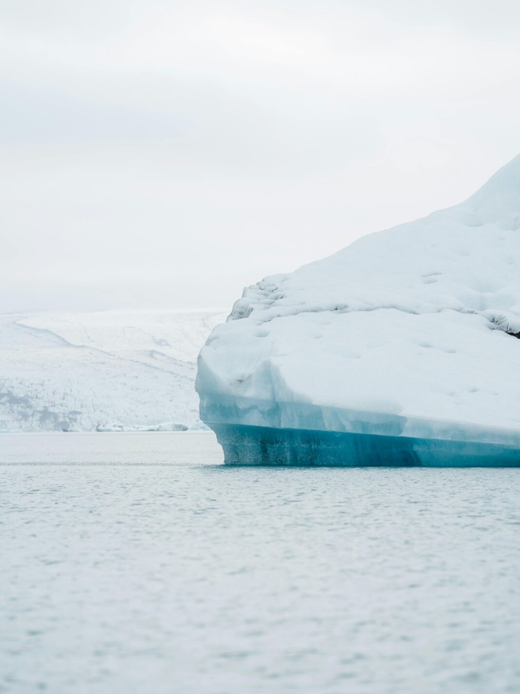 islandia Zapierający dech w piersiach widok na zamarzniętą górę lodową dryfującą po lodowatych wodach Islandii.