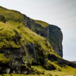 Piękny widok na omszałe klify i skalisty teren na Islandii w świetle dziennym.