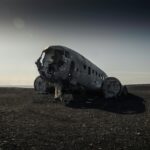 Islandia – TOP 5 miejsc na kąpiele w gorących źródłach Opuszczony wrak samolotu DC-3 na czarnej plaży Sólheimasandur na Islandii.