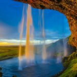 Islandia – jak wygląda codzienne życie na wsi? Wspaniały widok na wodospad Seljalandsfoss na Islandii na tle oszałamiającego nieba o zachodzie słońca.