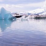 Zapierający dech w piersiach krajobraz lodowca z górami lodowymi i odbiciami na Islandii. 