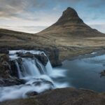 Islandia – TOP 10 powodów, by odwiedzić wyspę zimą Zapierający dech w piersiach krajobraz góry Kirkjufell i wodospadu na Islandii w świetle dziennym.
