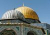 Bardzo szczegółowe ujęcie kultowej Kopuły na Skale w Jerozolimie, przedstawiające skomplikowaną architekturę islamską.