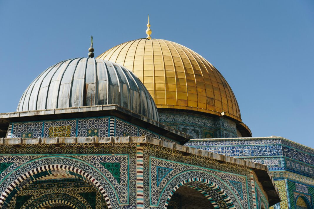 izrael Bardzo szczegółowe ujęcie kultowej Kopuły na Skale w Jerozolimie, przedstawiające skomplikowaną architekturę islamską.