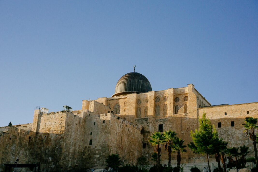 izrael Meczet Al-Aksa w Jerozolimie, przedstawiający historyczną architekturę islamską na tle czystego nieba.