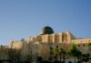 Meczet Al-Aksa w Jerozolimie, przedstawiający historyczną architekturę islamską na tle czystego nieba.
