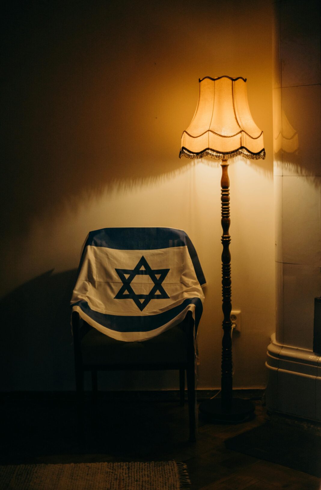 izrael Ciepło oświetlony pokój z izraelską flagą zawieszoną na fotelu.