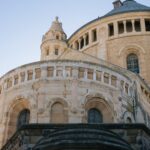 Oszałamiający widok na szczegółową fasadę starożytnego kościoła w Jerozolimie.