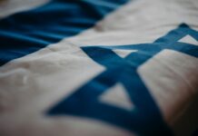 Fragment izraelskiej flagi narodowej podkreślający Gwiazdę Dawida, podkreślający jej znaczenie kulturowe.