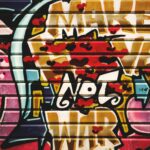 Najlepsze miejsca do nurkowania w Izraelu Kolorowy mural artystyczny w Jerozolimie promujący pokój dzięki „Make Love Not War”.