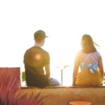 Para cieszy się żywym zachodem słońca na dachu w Tel Awiwie, podkreślając miejski styl życia i relaks.