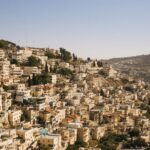 Oszałamiający widok z lotu ptaka na historyczny pejzaż Jerozolimy w Izraelu, ukazujący jego wyjątkową architekturę i krajobraz.