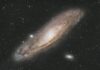 Astrofotografia Galaktyki Andromedy (Messier 31) na nocnym niebie pełnym gwiazd.
