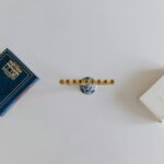 Widok z góry na menorę i księgi hebrajskie na białej powierzchni, symbolizujące kulturę żydowską.