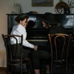 Intymny moment wspólnej gry na fortepianie żydowskiej pary w przytulnym domowym otoczeniu, pełnym miłości i tradycji.