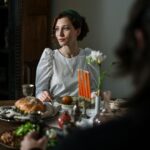 Mniejszości w Izraelu – druzowie, Beduini, Arabowie Kobieta przy tradycyjnym żydowskim stole z zapalonymi świecami, obserwująca rodzinne spotkanie.