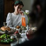 Kobieta przy pięknie nakrytym stole podczas tradycyjnego żydowskiego szabatu.