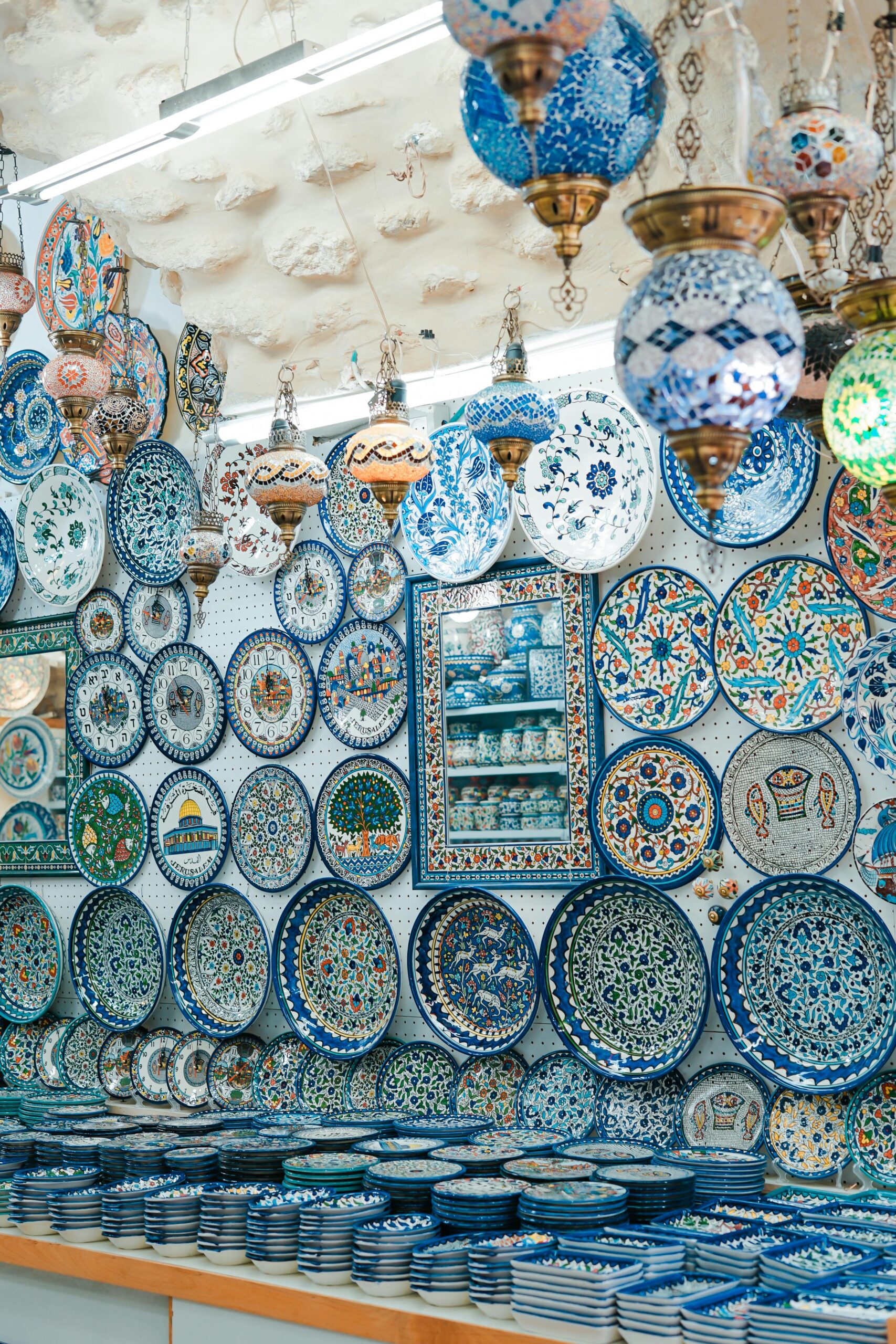 Piękne ceramiczne talerze i lampy na wystawie w sklepie na rynku w Jerozolimie.