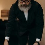 Ortodoksyjny Żyd składający izraelską flagę w pomieszczeniu, podkreślając tradycję i kulturę.