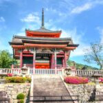 Oszałamiający widok na tradycyjną japońską świątynię otoczoną bujnymi ogrodami w Kioto.