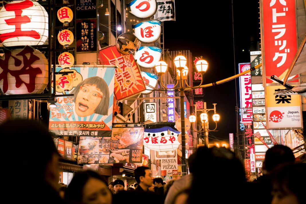 japonia Odkryj tętniące życiem nocne życie ulicy Dotonbori w Osace, pełne żywych neonów i tętniących życiem tłumów.
