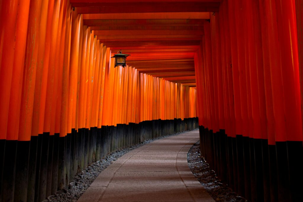 Poznaj kultowe bramy Torii świątyni Fushimi Inari w Kioto w Japonii.