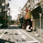 Pusta scena uliczna w Tokio, Japonia, przedstawiająca tradycyjne japońskie witryny sklepowe i architekturę miejską.