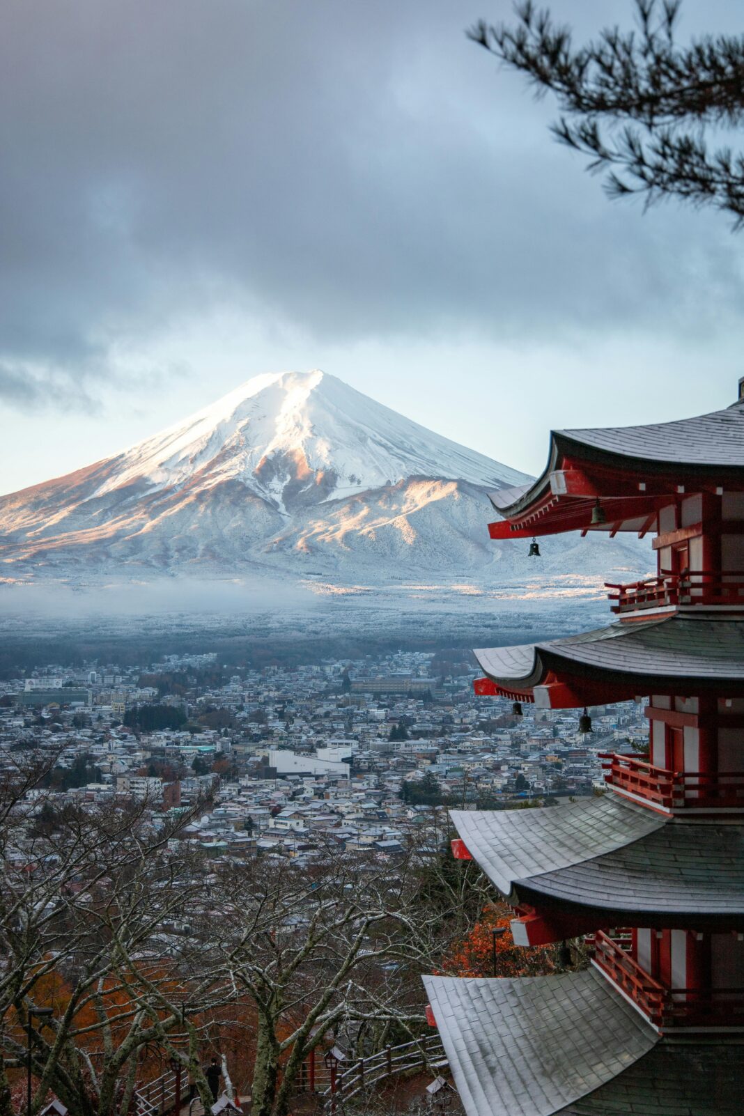 Wspaniały widok na pagodę Chureito i ośnieżoną górę Fuji, Fujinomiya, Japonia.