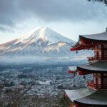Wspaniały widok na pagodę Chureito i ośnieżoną górę Fuji, Fujinomiya, Japonia.