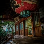 Jezioro Biwa: Największe jezioro Japonii pełne historii i przyrody Drewniane schody prowadzące do japońskiej świątyni ozdobione papierową latarnią.