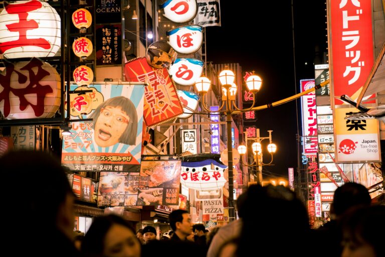 Odkryj tętniące życiem nocne życie ulicy Dotonbori w Osace, pełne żywych neonów i tętniących życiem tłumów.
