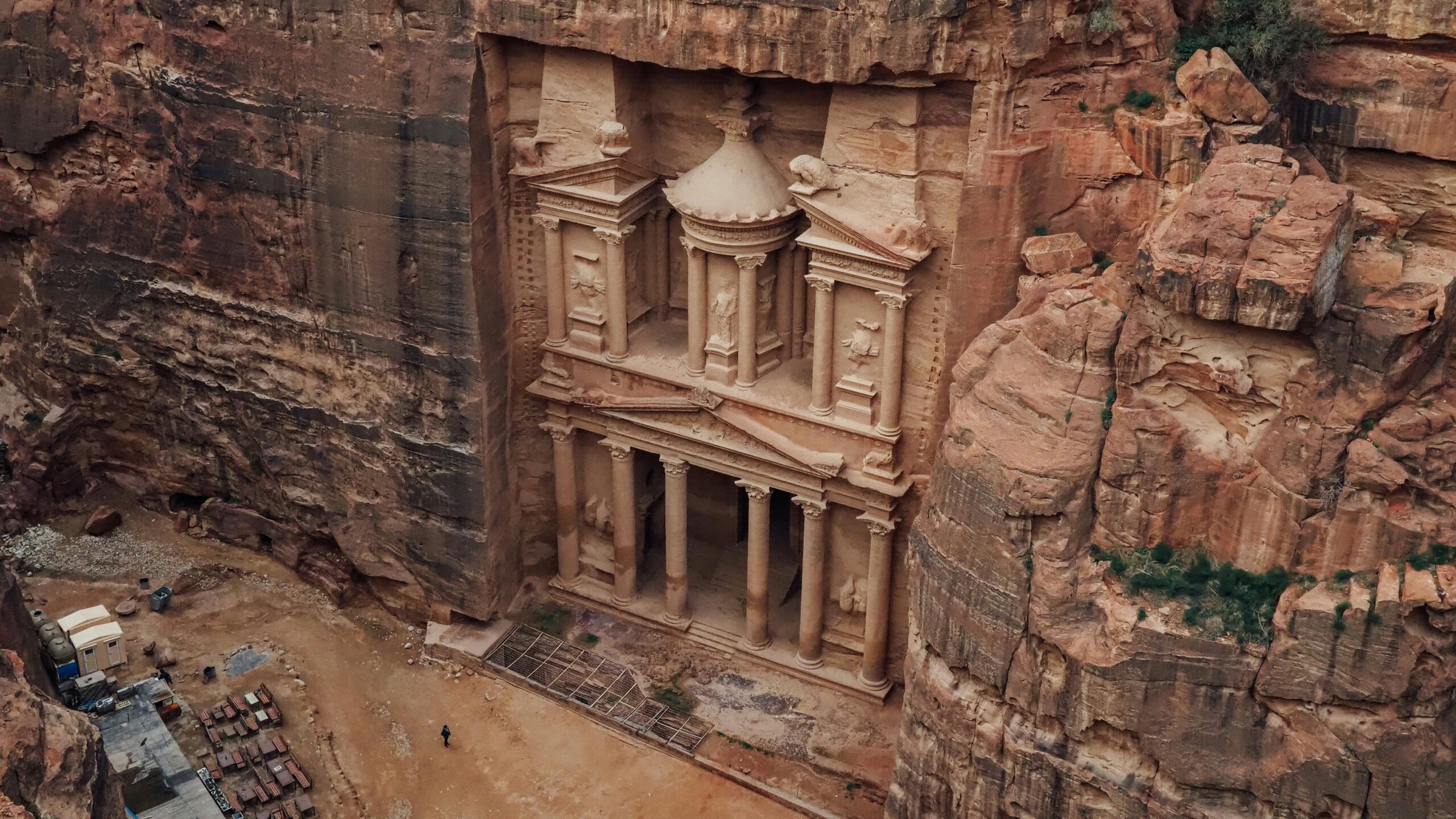 Oszałamiający widok z lotu ptaka na Al-Khazneh w Petrze w Jordanii, przedstawiający starożytną architekturę.