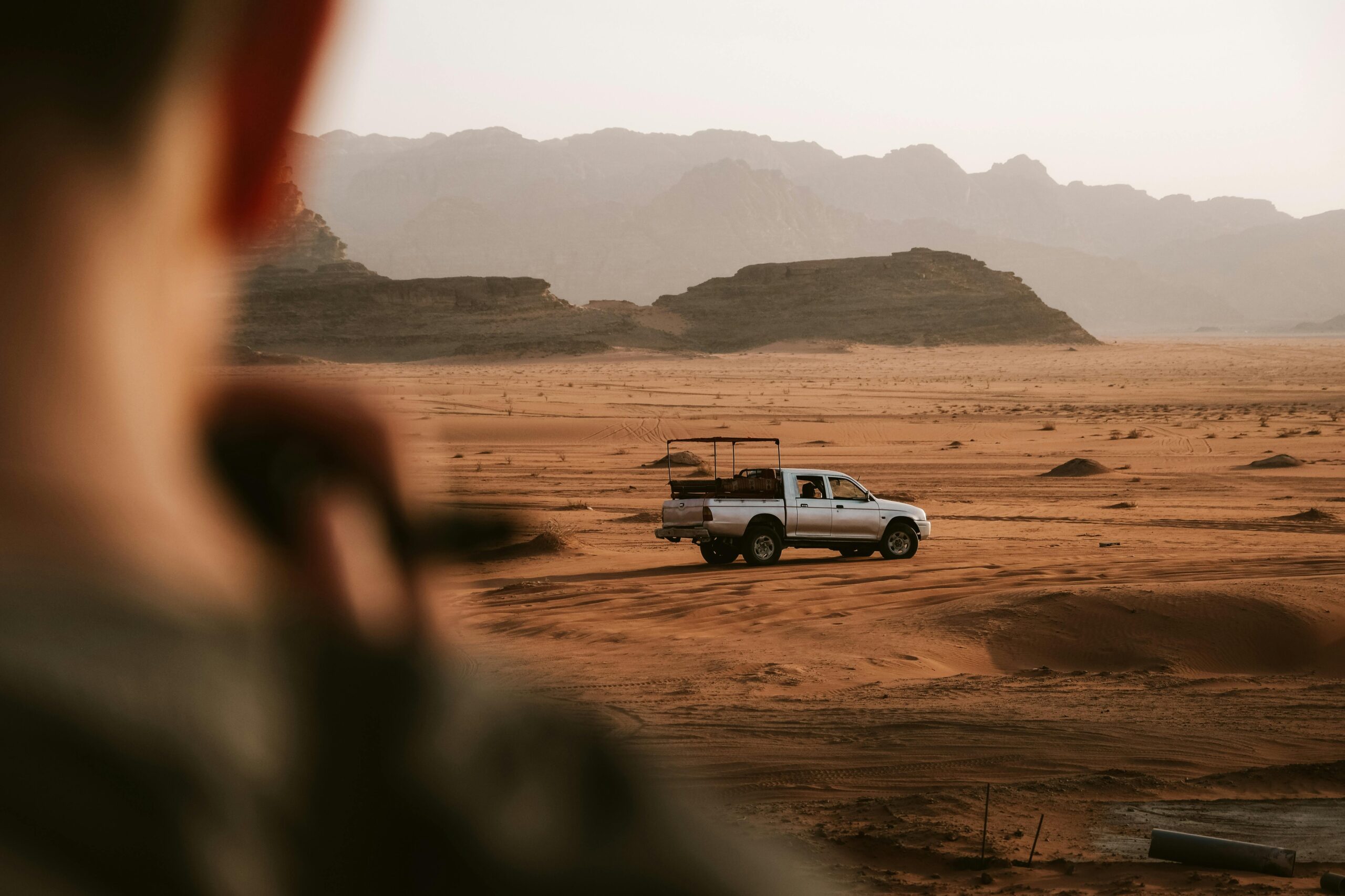 Malownicza podróż pojazdem terenowym przez piękną pustynię Wadi Rum z przepięknymi krajobrazami z piaskowca.