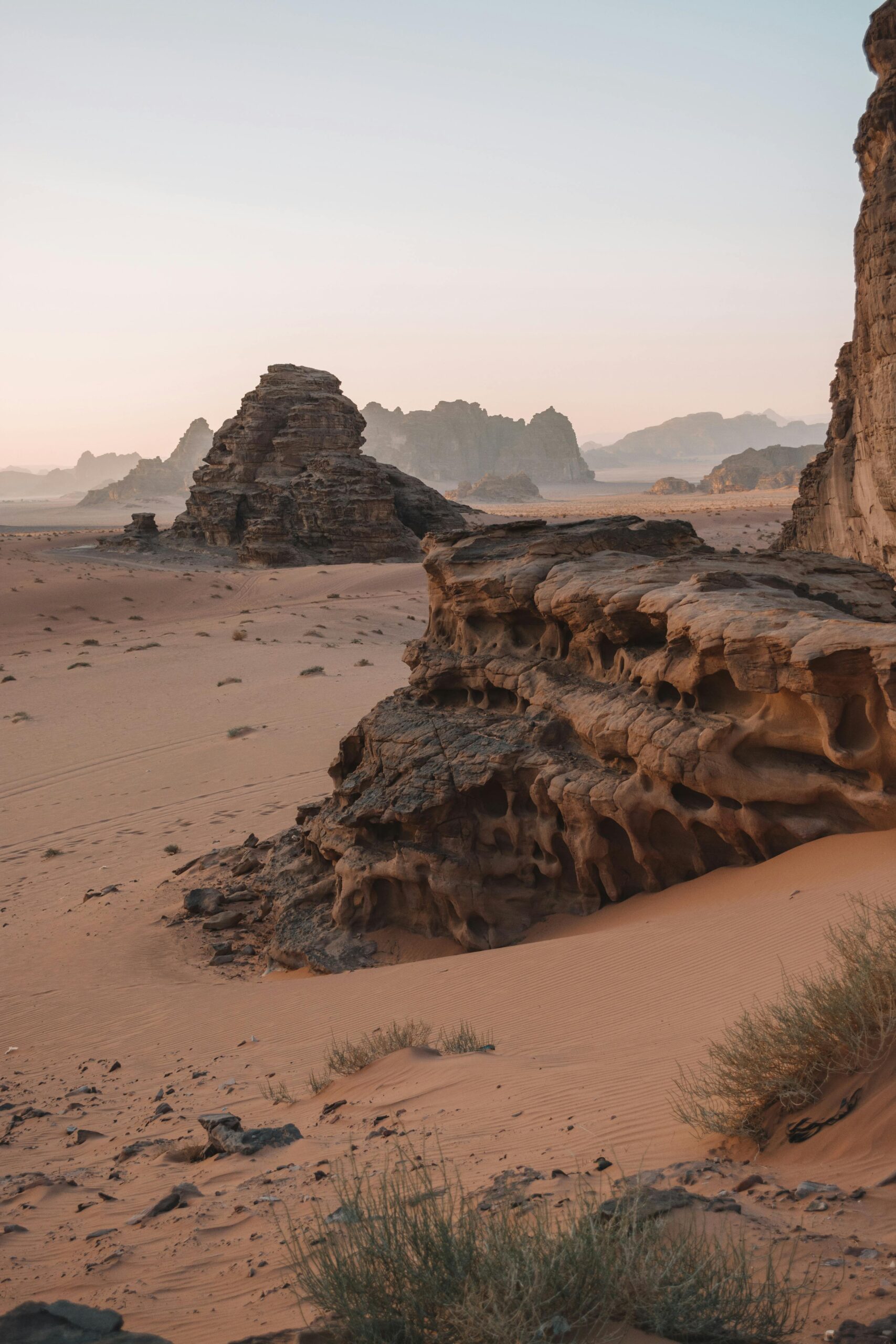 Poznaj zapierające dech w piersiach formacje skalne i pustynny krajobraz Wadi Rum w Jordanii.