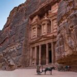 Jordania – przewodnik turystyczny krok po kroku Odkryj budzący podziw Skarbiec w Petrze, symbol starożytnej architektury.