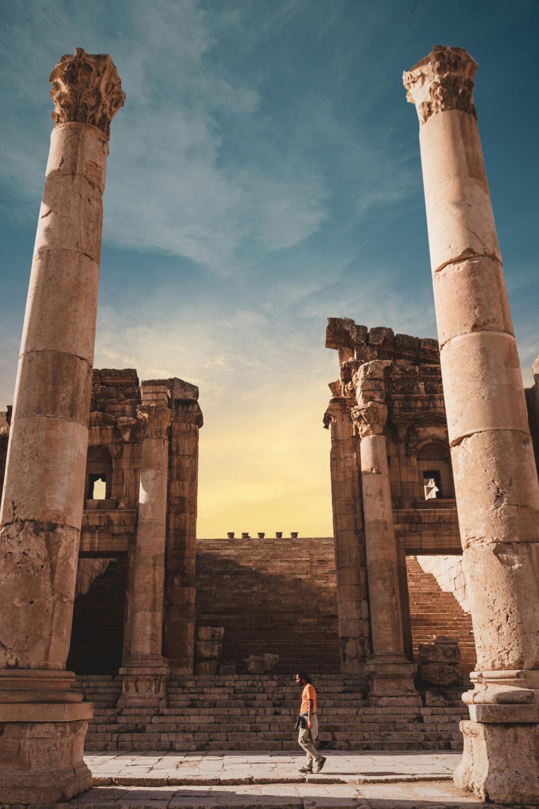 jordania Odkryj starożytne rzymskie ruiny w Jerash w Jordanii, na tle tętniącego życiem nieba o zachodzie słońca.