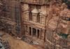 Oszałamiający widok z lotu ptaka na Al-Khazneh w Petrze w Jordanii, przedstawiający starożytną architekturę.