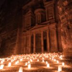 Skalne miasto Petra – praktyczny przewodnik dla turystów Skarbiec Petry w Jordanii, pięknie oświetlony nocą blaskiem świec.