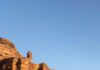 Ujęcie starożytnego klasztoru Petra w Jordanii oświetlonego zachodem słońca, ukazującego oszałamiającą architekturę z piaskowca.
