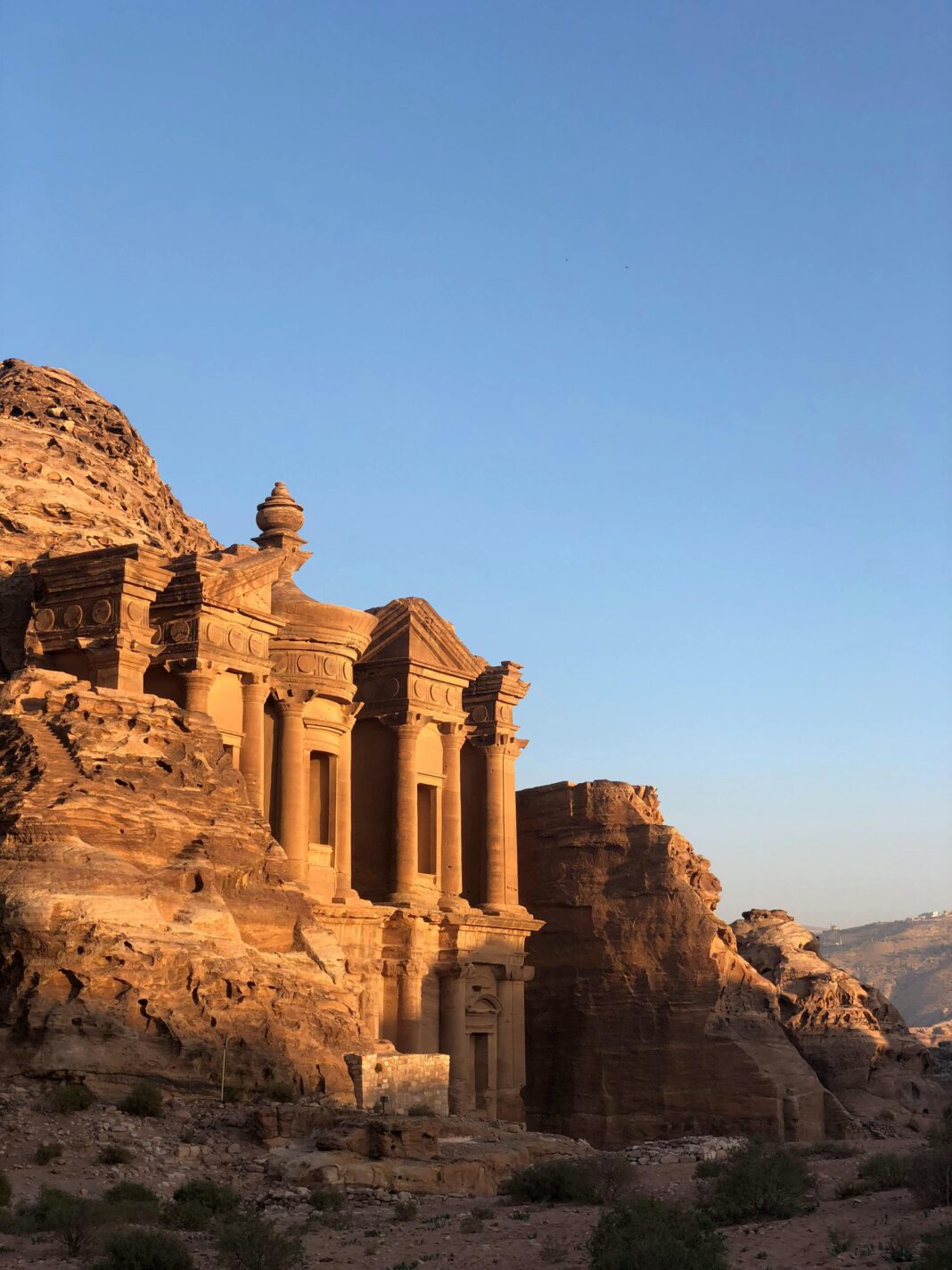 jordania Ujęcie starożytnego klasztoru Petra w Jordanii oświetlonego zachodem słońca, ukazującego oszałamiającą architekturę z piaskowca.