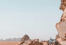 Muzyka i taniec w Jordanii – dabke i folklor Wielbłądy odpoczywające na piaszczystej pustyni Wadi Rum, ukazujące suche piękno Jordanii i przygody na świeżym powietrzu.