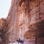 Polityka Jordanii – monarchia i demokracja w praktyce Odkryj kultową Al-Khazneh w Petrze, wspaniałe starożytne skarbce wykute w klifach z piaskowca.