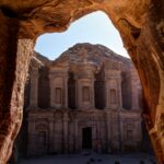 Wspaniały widok na klasztor Al-Deir w Petrze, symbol starożytnego dziedzictwa Jordanii.