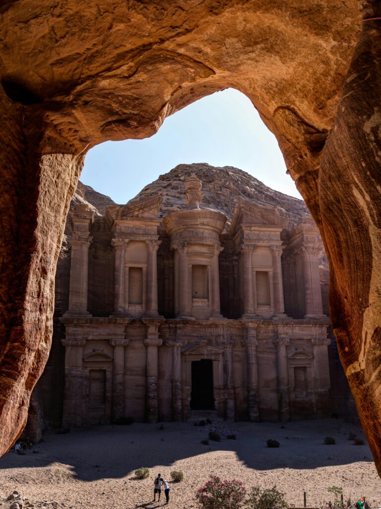 Wspaniały widok na klasztor Al-Deir w Petrze, symbol starożytnego dziedzictwa Jordanii.